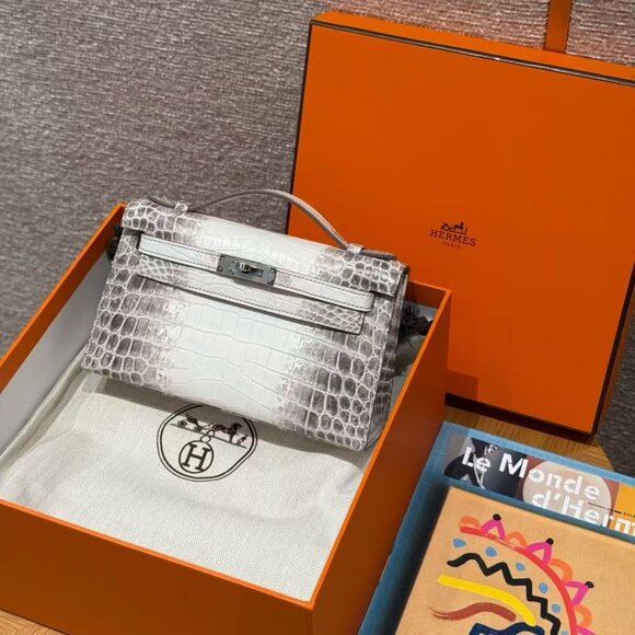 Classic Hermes Bag: A Stylish and Versatile Choice for Elegance - Picture 4 of 7